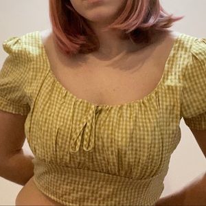 Cute yellow gingham crop top! 💛